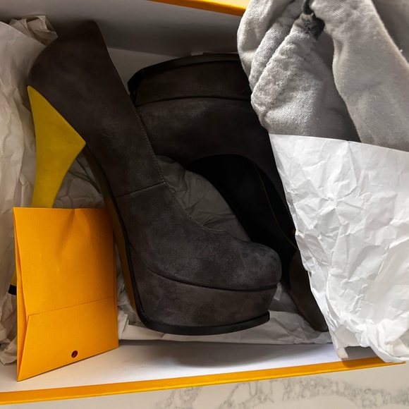 Suede gray Fendi platforms with neon yellow heels. - Picture 11 of 13
